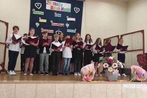 Uczniowie klasy piątej śpiewają piosenkę.