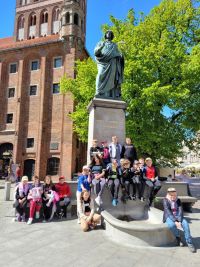 Uczniowie przy pomniku Mikołaja Kopernika.