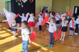 Dzieci tańczą taniec węgierski.