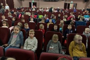 Dzieci z przedszkola w kinie.