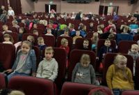 Dzieci przedszkolne na sztuce w kinie w Garwolinie.