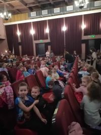 Dzieci oczekujący w kinie na przedstawienie.