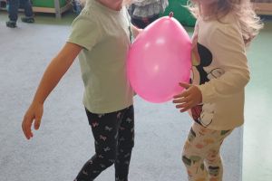 Dzieci bawią się balonami.