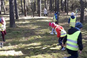 dzieci biegają po lesie