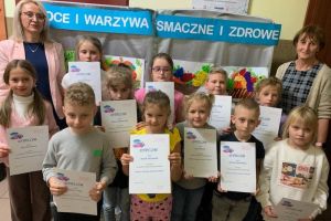 uczniowie z dyplomami za udział w konkursie o owocach i warzywach