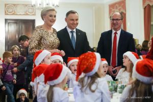 Dzieci recytują wierszyk dla Pary Prezydenckiej