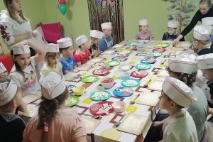 dzieci uczestniczą w zajęciach kulinarnych