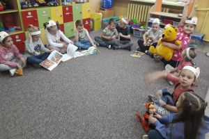 dzieci czytają książkę Kubuś Puchatek