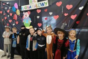klasa trzecia w strojach karnawałowych