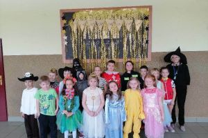 uczniowie z klasy pierwszej w strojach karnawałowych