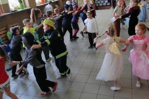 dzieci z klas młodszych na balu karnawałowym