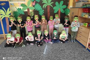 dzieci w maskach dinozaurów
