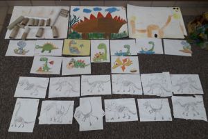 plakaty dinozaurów wykonane przez uczniów zerówki