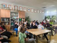 uczniowie słuchają pogadanki prezentującej szkołę w Miętnem