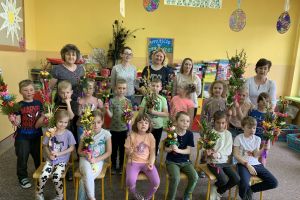 grupowe zdjęcie sześciolatków, rodziców i wychowawców z palmami