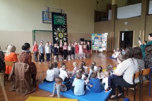 dzieci w  towarzystwie lokalnej publiczności recytują wiersze
