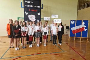 Uczniowie występujący w akademii na wspólnym zdjęciu.