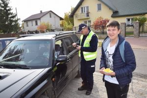 uczeń wręcza kierowcy cytrynę