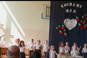 Dzieci z zerówki śpiewają.