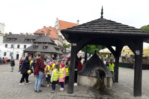 Uczniowie na rynku w Kazimierzu.