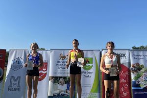 Uczennica klasy siódmej reprezentująca szkołę w zawodach lekkoatletycznych.