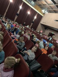 Dzieci oglądają sztukę w kinie Wilga w Garwolinie.