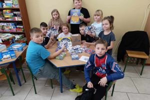 Uczniowie z nagrodami zdobytymi w akcji.