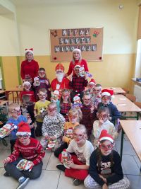 Dzieci na wspólnym zdjęciu z Mikołajem.