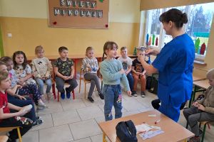 Pielęgniarka opowiada o swojej pracy.