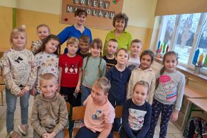 Pierwszoklasiści na wspólnym zdjęciu z pielęgniarką.
