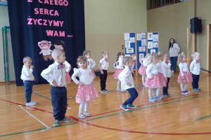 Grupa dzieci z przedszkola tańczy.
