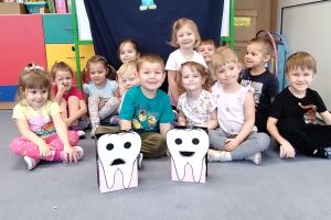 Dzieci poznają budowę zęba.