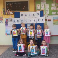 Dzieci obchodzą Dzień Dentysty.