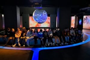 Uczniowie w Hydropolis, miejsce, ukazujące wodę z różnych perspektyw.