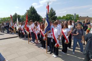 Reprezentanci szkół im Kardynała Stefana Wyszyńskiego przed pomnikiem patrona.