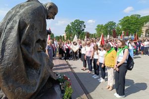 Delegacje Szkół składają kwiaty przed pomnikiem patrona.