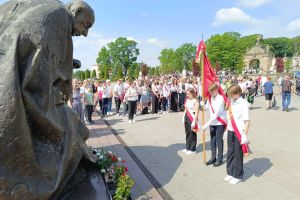 Sztandar naszej szkoły w hołdzie patronowi.