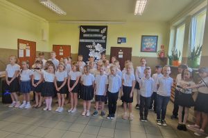 Uczniowie klas I-III śpiewają piosenkę.