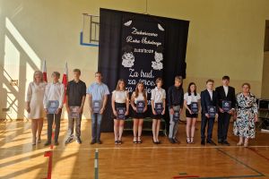 Ósmoklasiści otrzymali teczki absolwentów.