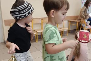 Dzieci uczestniczą w zabawach ruchowych.