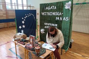 Autorka podpisuje książki.