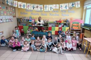 Dzieci podczas warsztatów z autorką.