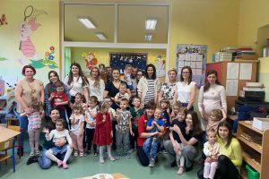 Rodzice na wspólnym zdjęciu podczas warsztatów.
