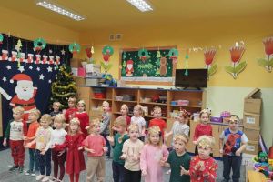 Dzieci wykonują utwór muzyczny dla rodziców