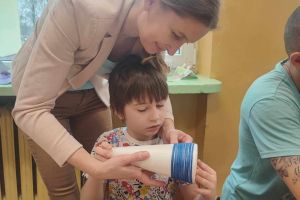 Rodzice pomagają dzieciom w twórczej pracy