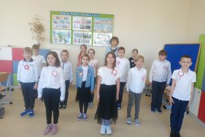 Dzieci uczestniczą w akcji "Szkoła do hymnu"