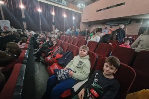 Uczniowie klasy czwartej podczas oglądania sztuki w teatrze.