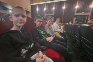 Uczniowie klasy czwartej czekający na sztukę teatralną w kinie w Garwolinie.