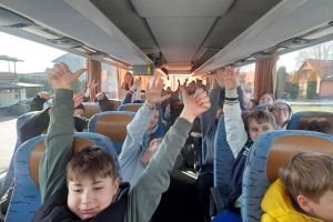 Uczniowie klasy czwartej w autobusie.