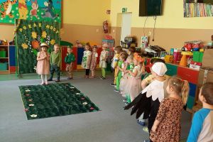 Dzieci w kolorowych strojach witają wiosnę.